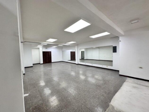 MLS-25-2 LS ALQUILER EDIFICIO COMERCIAL CATEDRAL SAN JOSE en Catedral, San José — $3,350