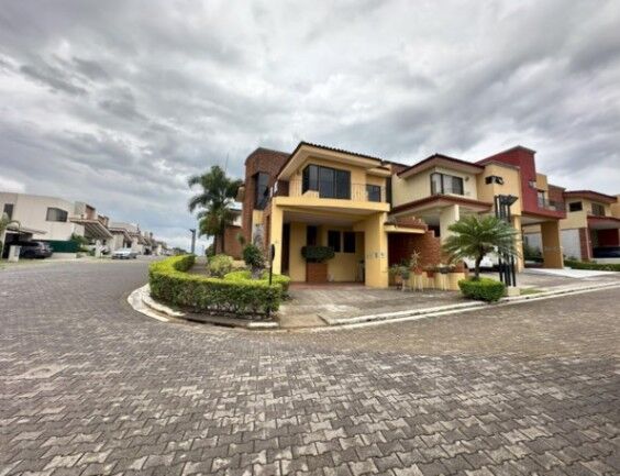 CASA EN VENTA EN CONDOMINIO SAN ANTONIO DE BELÉN in San Antonio, Belén, Heredia — $430,000