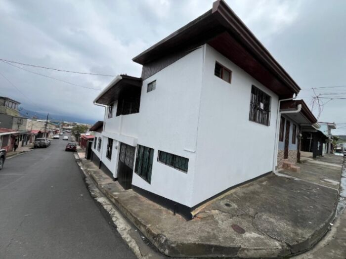 Hermosa casa esquinera En san Ramon Centro en San Ramón, Alajuela — ₡ 80 000 000