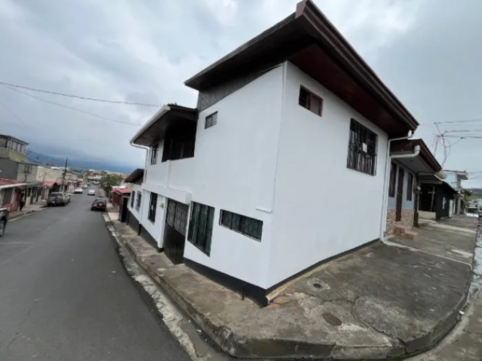Hermosa casa esquinera En san Ramon Centro en San Ramón, Alajuela — ₡ 80 000 000