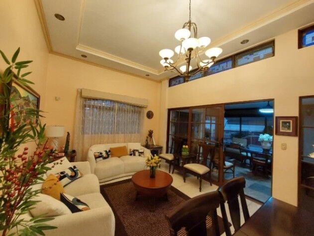 Venta de Excelente Casa en Escazú / Mls. 26-1351 OFC JB in Escazú, San José — $370,000
