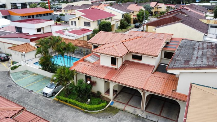 VENTA Casa Alquilada de 2 Plantas FRENTE a Lincoln Plaza, Moravia en San Vicente, Moravia, San José — $265,000 - Foto 3 de 18