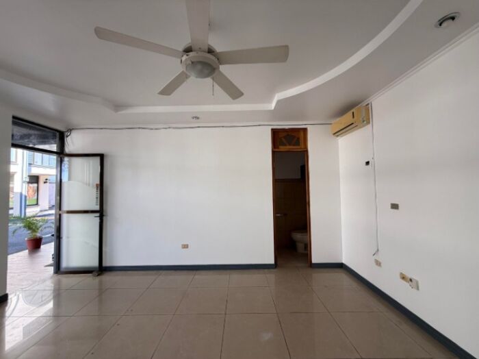 Se alquila local comercial en San Rafael Escazú 26-1299 en San Rafael, Escazú, San José — $600