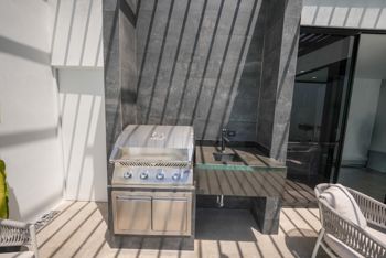 Casa de una Planta con 3 Habitaciones y Piscina en Santa Ana en Pozos, Santa Ana, San José — $550,000 - Foto 4 de 23