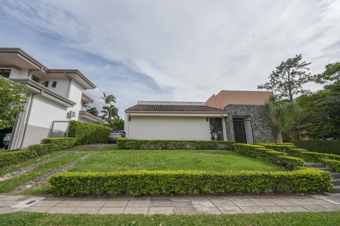 Casa de 1 Planta con 4 Habitaciones en Condominio Bosque Dorado en Piedades, Santa Ana, San José — $450,000