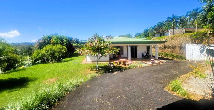 Venta de Casa en Grecia en Amplio Terreno con Jardines in San José, Grecia, Alajuela — ₡ 150 000 000