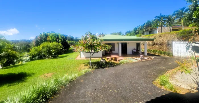 Venta de Casa en Grecia en Amplio Terreno con Jardines en San José, Grecia, Alajuela — ₡ 150 000 000