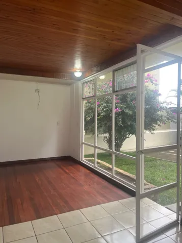 CASA EN ALQUILER EN ROHRMOSER | $1.700 MENSUALES | AMPLIO JARDÍN Y COCHERA PARA 2 VEHÍCULOS en Pavas, San José — $1,700 - Foto 3 de 12