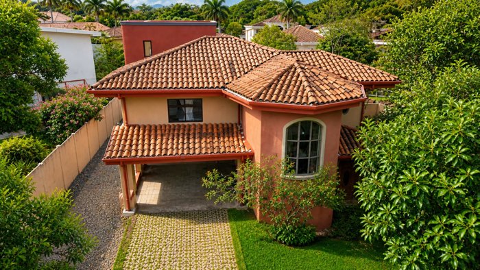SE VENDE CASA EN CONDOMINIO BOUTIQUE, LINDORA, SANTA ANA in Santa Ana, San José — $360,000
