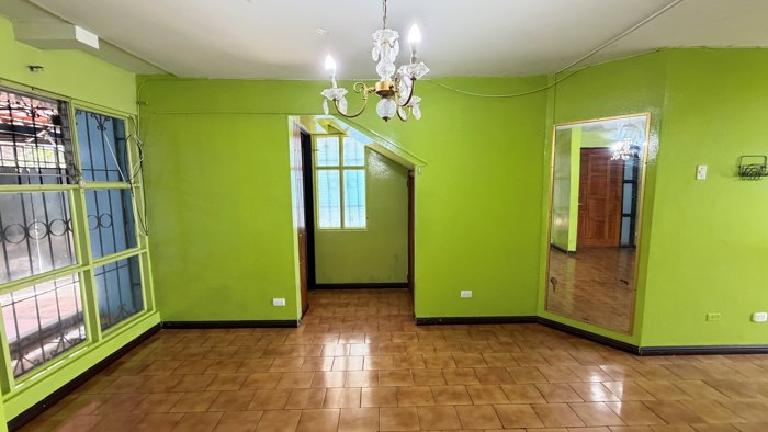 Venta casa con excelente ubicación de 2 niveles, Desamparados. (FE) in Desamparados, San José — ₡ 95 000 000 - Photo 3 of 18