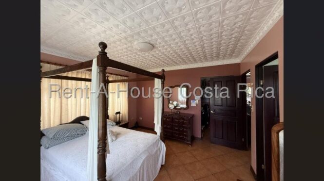Se vende casa con amplio terreno San Rafael, Heredia #26-1457 en Ángeles, San Rafael, Heredia — $726,000