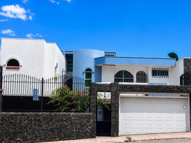 Casa de 3 habitaciones con uso de suelo mixto in San Vicente, Moravia, San José — $325,000