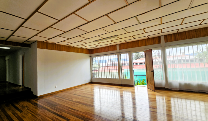 Venta de Amplia Casa con Apartamento en Montes de Oca en San Pedro, Montes De Oca, San José — $475,000 - Foto 2 de 28