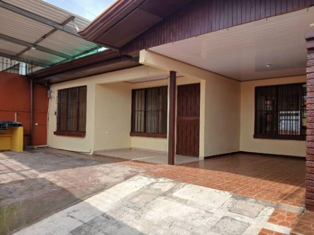 CASA A LA VENTA UBICADA EN COND. REAL DE CASTILLA, HEREDIA en Mercedes, Heredia — $145,000