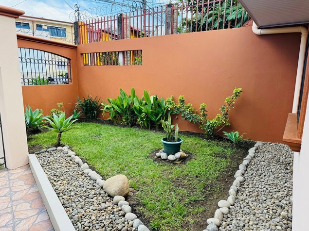 Espaciosa casa residencial de 420 m² en Guayabos, Curridabat in Curridabat, San José — $1,850 - Photo 3 of 16