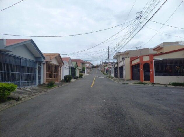 Venta de Linda Casa en Alta Moravia / Mls. OFC JB in San Vicente, Moravia, San José — $175,000
