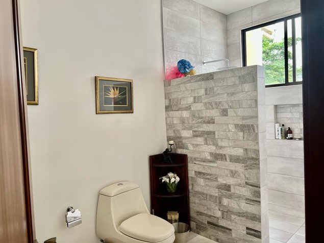 VENTA DE CASA EN RESIDENCIAL CARIARI, HEREDIA. in La Asunción, Belén, Heredia — $600,000 - Photo 3 of 43