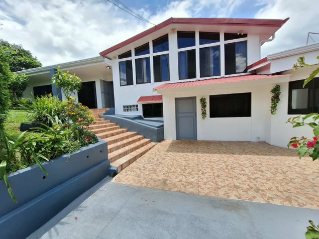 Propiedad Residencial y Comercial con Casa y Apartamento en Heredia — $457,000 - Foto 2 de 16