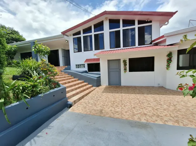 Propiedad Residencial y Comercial con Casa y Apartamento en Heredia — $457,000 - Foto 2 de 16