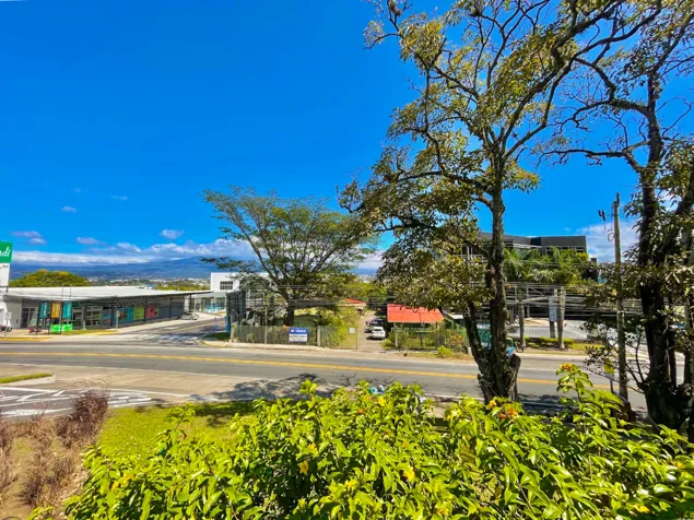Se vende propiedad sobre calle principal de Guachipelín, Escazú (AD) en San Rafael, Escazú, San José — $2,850,000 - Foto 2 de 5
