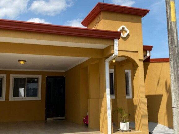 Se vende espaciosa casa con patio en condominio de Desamparados 23-1274 en Desamparados, Alajuela — $200,000