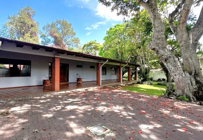 Venta/Alquiler amplia casa de un nivel en San Rafael, Escazú (CT) en San Rafael, Escazú, San José — $4,500 - Foto 1 de 15