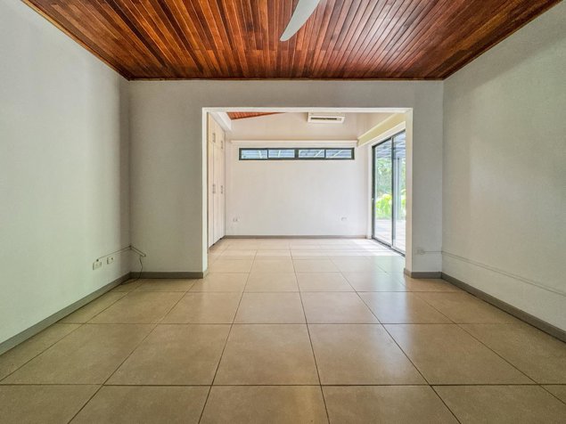 Spacious One-Level House for Rent Grecia en Mercedes, Atenas, Alajuela — $1,600 - Foto 3 de 14
