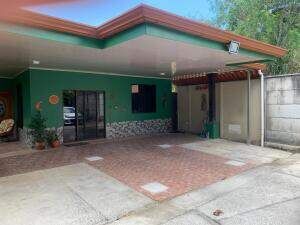 Venta de Acogedora Casa en Mora, San José / OFC in Colón, Mora, San José — $310,000