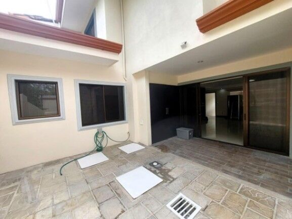Se vende moderna casa con patio en Santa Ana 25-1779 en Santa Ana, San José — ₡ 275 000
