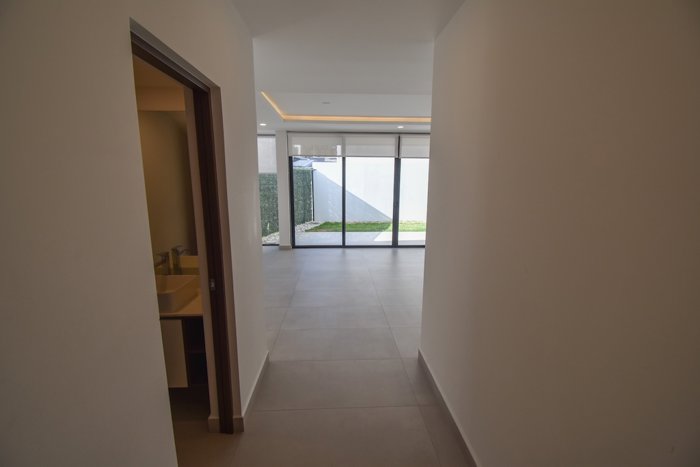 Casa Esquinera de 3 habitaciones en Santa Ana en Santa Ana, San José — $3,200 - Foto 2 de 40