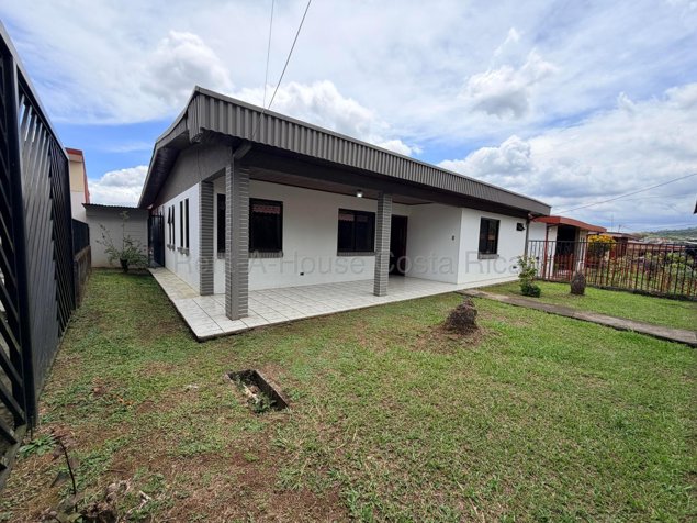 Venta de casa con amplio terreno en San Pedro de Barva #26-1973 GS en San Pedro, Barva, Heredia — $290,000