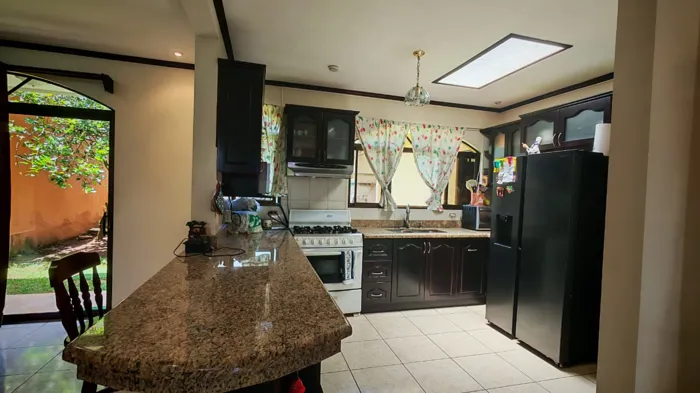 Venta De Casa En Montes De Ayarco, Curridabat en Curridabat, San José — ₡ 145 000 000 - Foto 3 de 20