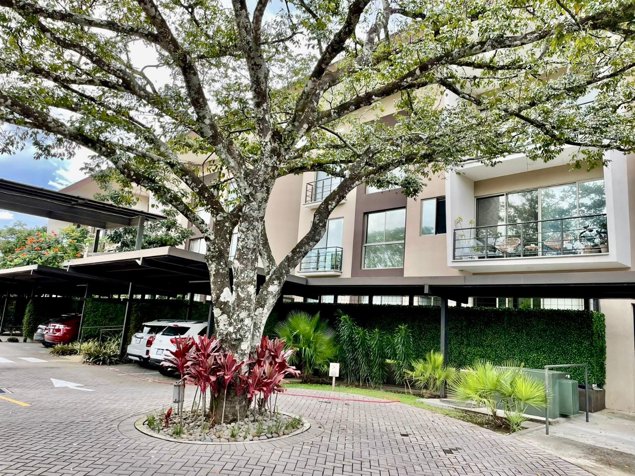 Venta ó Alquiler Apartamento en Acanto Condominio COD SU 1421 en Brasil, Santa Ana, San José — $1,325