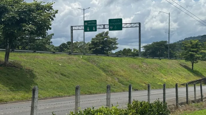92,370 m2 with caretaker house ideal for farm or subdivision in Atenas, Alajuela — $2,771,100 - Photo 2 of 10
