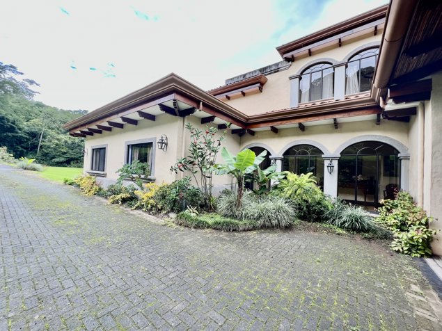 SE VENDE CASA  EN CIUDAD COLON en Colón, Mora, San José — $1,850,000 - Foto 2 de 111