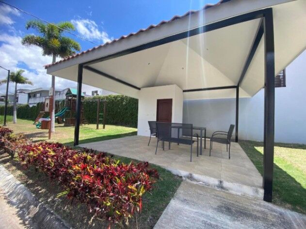 Venta de Excelente Casa en Escazú / Mls. 26-522 OFC JB en San Rafael, Escazú, San José — $335,000