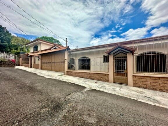 MLS-26-1800 VENTA PROPIEDAD CON 2 HERMOSAS CASAS SAN JOSE ALAJUELA CONTACTENOS AL # 88987222 en San José, Alajuela — $468,000