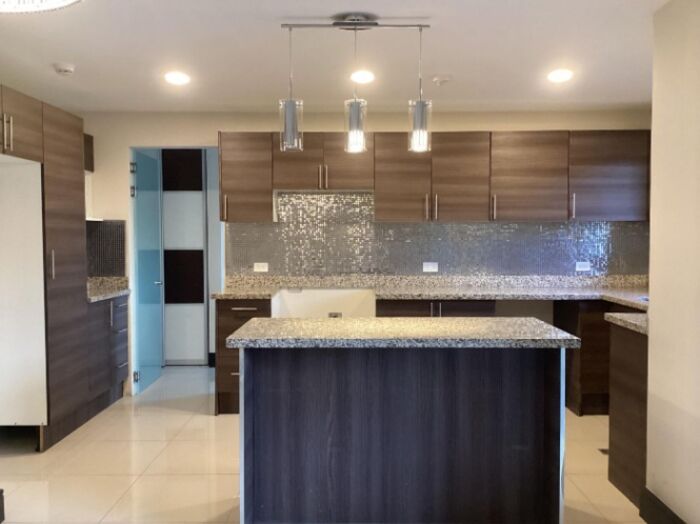 APARTAMENTO EN VENTA EN SANTA ANA in Brasil, Santa Ana, San José — $220,000