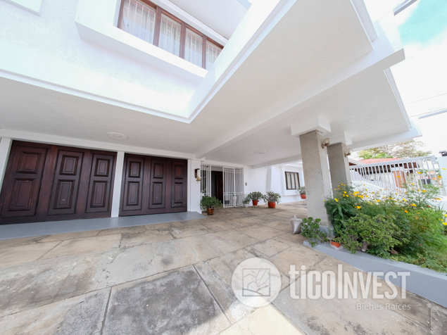 Amplia y elegante casa en venta en Alajuela **2245 in Alajuela — $650,000 - Photo 2 of 44