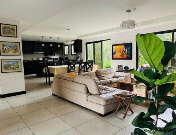 Se vende espaciosa casa para inversión en San Joaquín de Flores 25-473 in San Joaquín, Flores, Heredia — $400,000