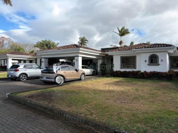 MLS-26-1494 LS VENTA HERMOSA CASA BELEN HEREDIA CONTACTENOS AL # 86127562 en San Antonio, Belén, Heredia — $485,000