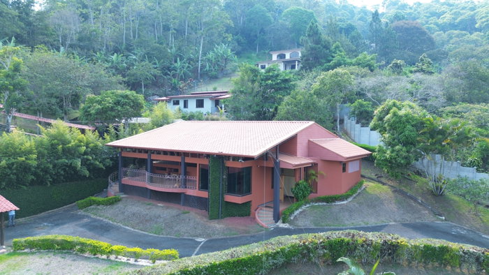 Casa en las montañas Palmares in La Granja, Palmares, Alajuela — $800,000