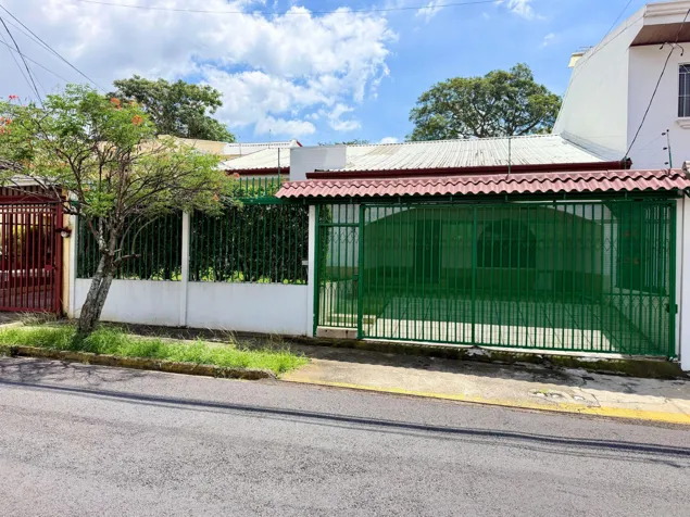 House for Rent Rohrmoser ₡1 Million 352m2 Lot 265m2 Single Story 3 Bedrooms 4 Bathrooms 3 Parking Spaces in Mata Redonda, San José — ₡ 1 000 000