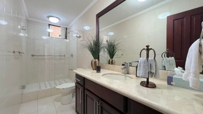 Amplio Apartamento en Venta en San Rafael, Escazú. RAH 25-934 en San Rafael, Escazú, San José — $315,000