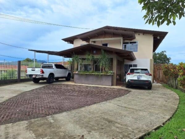 Potencial casa en venta en B Sinaí Pérez Zeledón  in San Isidro De El General, Pérez Zeledón, San José — $272,000