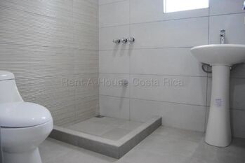 ALQUILER DE MODERNA CASA EN ORO NOVO PIEDADES DE SANTA ANA. en Piedades, Santa Ana, San José — 900 000 ₡ - Foto 5 de 13