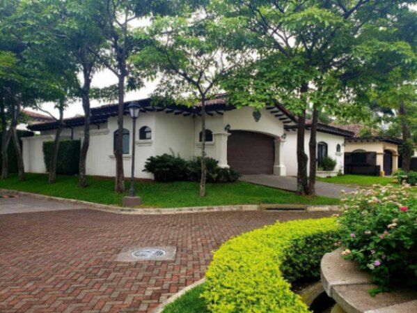 Venta de Casa en Pozos de Santa Ana. RAH 25-167 in Pozos, Santa Ana, San José — $695,000