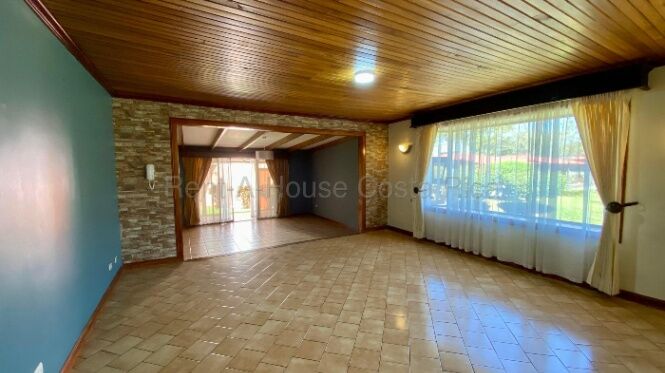 ALQUILER DE ESPACIOSA CASA CON PATIO Y AMENIDADES. SANTO DOMINGO DE HEREDIA en Santa Rosa, Santo Domingo, Heredia — $1,600