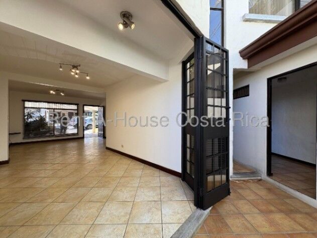 Viva en un exclusivo condominio de pocas casas. 26-1475  en San Rafael, Escazú, San José — $1,950