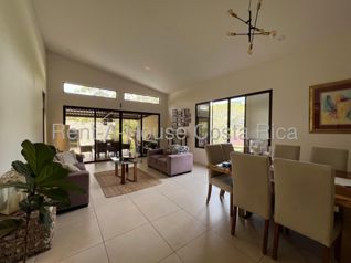 Venta de casa contemporánea con estudio independiente en Piedades de Santa Ana #26-1487 GS in Piedades, Santa Ana, San José — $395,000 - Photo 5 of 12
